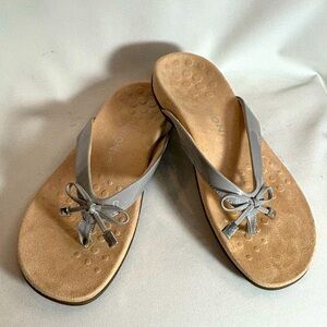 VIONIC Sz 6 Bella FlipFlip Style Slip On Orthotic Insole Non Slip Sole Bow